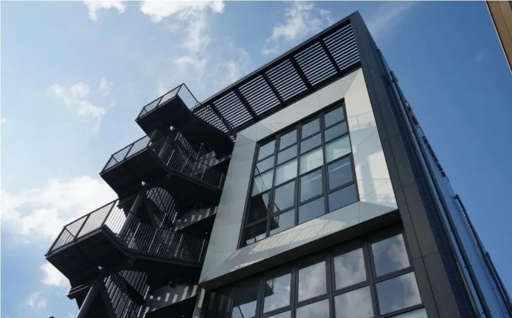屋外階段とルーバーが外観の主題になっている建物