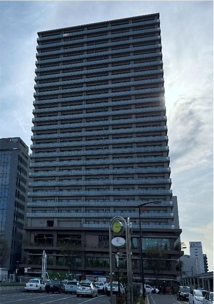 免震構造を採用した25階建て集合住宅の外観